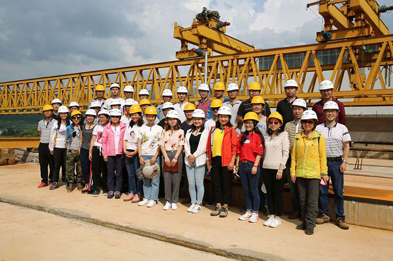1532069771592977.jpg 全體新員工在九龍特大橋制梁場參觀學習.jpg