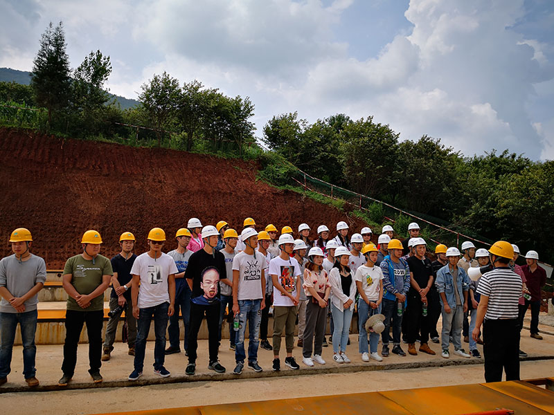 1532069785138691.jpg 項目副經理郎驍為新員工詳細介紹項目情況.jpg