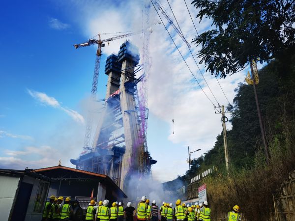 1636346638709382.jpg 現場鞭炮煙花慶祝.jpg