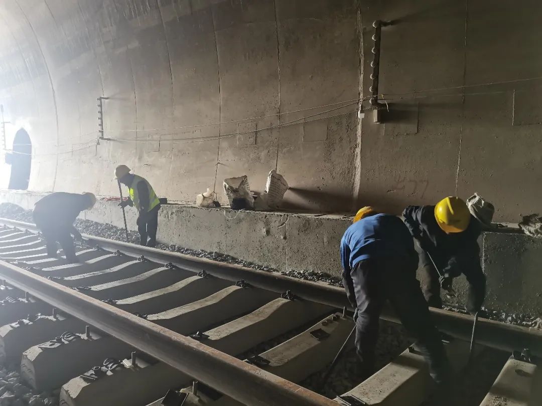 1654131956468170.jpg 2022-06-02-【喜迎二十大 奮進(jìn)新征程】祥云財(cái)富工業(yè)園區(qū)鐵路專用線正線鋪軌接近尾聲.jpg