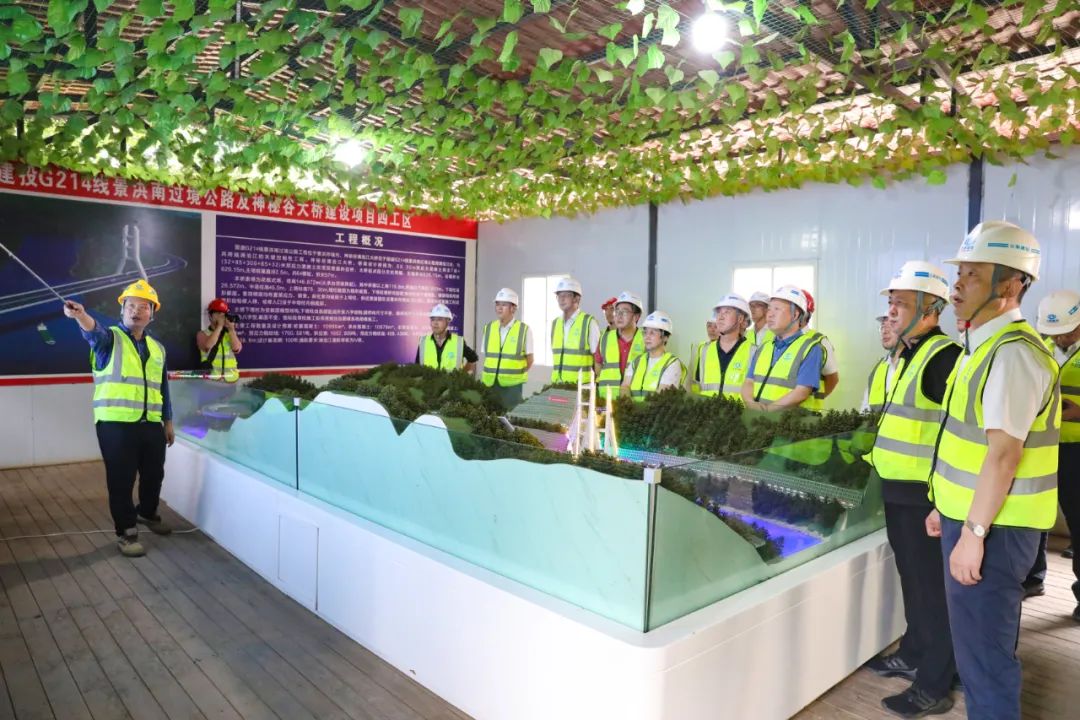 1660614805469013.jpg 陳祖軍一行到景洪市神秘谷瀾滄江大橋項目調研1.jpg