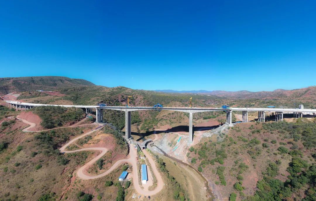 1672711587317483.jpg 2022-12-24-剛構(gòu)過江,銀龍起舞——永大高速羊蹄江大橋合龍!1.jpg