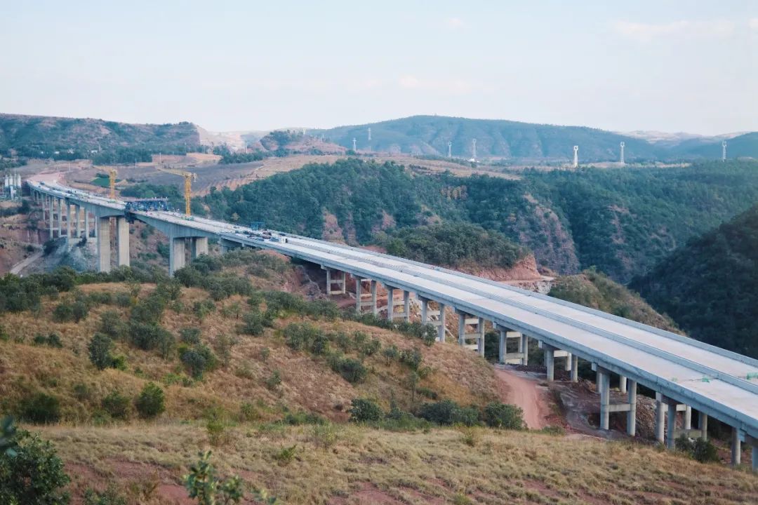 1672711603272323.jpg 2022-12-24-剛構(gòu)過江,銀龍起舞——永大高速羊蹄江大橋合龍!2.jpg