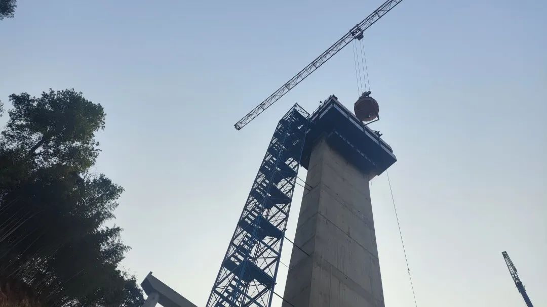 1680484353965600.jpg 2023-3-27-那興項(xiàng)目空心墩順利封頂.jpg